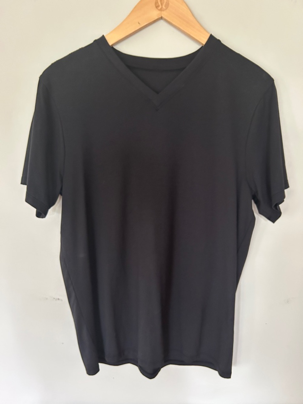 lululemon athletica Men's Black Short Sleeve V-neck Tee